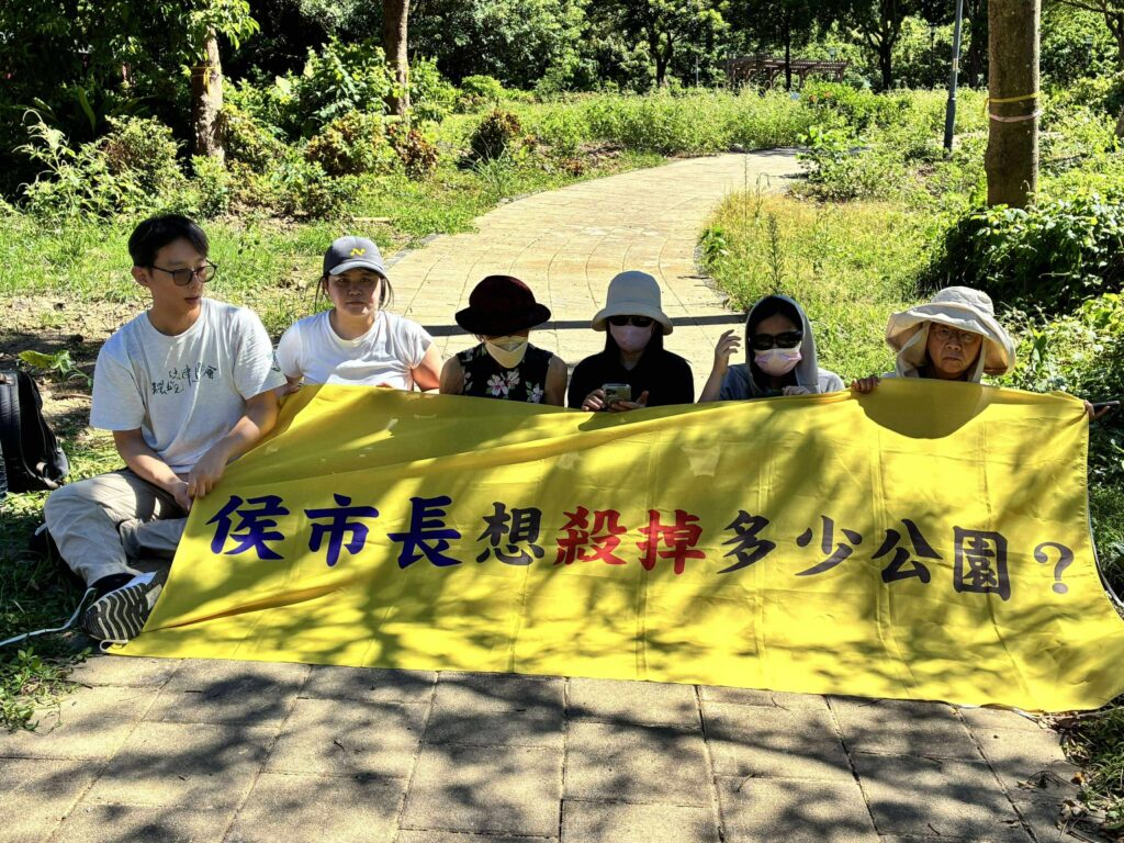 淡海新市鎮拆樹第二天　時力與居民齊聲抗議、肉身擋怪手反對砍樹建警消大樓