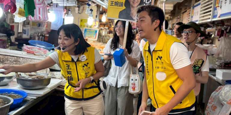 為你成為一頭牛！陳峙穎挑戰市議員，偕王婉諭從木柵市場出發掃街拜票