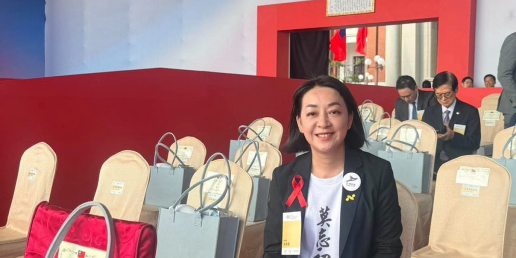 王婉諭國慶穿「莫忘初衷」T恤、別上紅絲帶：國家團結不能建立在犧牲弱勢之上
